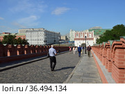Троицкий мост. Соединяет Кутафью и Троицкую башни Московского Кремля (2021 год). Редакционное фото, фотограф lana1501 / Фотобанк Лори