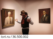 Художник Алексей Стиль у картины отца в преддверии открытия выставки "СТИЛЬ" в Балашихинской картинной галереи (2021 год). Редакционное фото, фотограф Дмитрий Неумоин / Фотобанк Лори