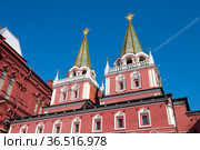 Воскресенские (Иверские) ворота. Летнее утро. Москва. Россия (2021 год). Редакционное фото, фотограф E. O. / Фотобанк Лори