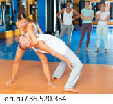 Girl practicing inverted facelock in sparring with man. Стоковое фото, фотограф Яков Филимонов / Фотобанк Лори