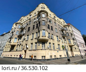 Москва, переулок Гусятников, 3/1 строение 1. Бывший доходный дом С. Ф. и А. А. Плещеевых. 1910 год постройки, архитектор Б. М. Нилус (2021 год). Редакционное фото, фотограф Овчинникова Ирина / Фотобанк Лори