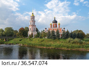 Вид на Воскресенский собор солнечным сентябрьским утром. Старая Русса, Новгородская область. Россия (2021 год). Стоковое фото, фотограф Виктор Карасев / Фотобанк Лори