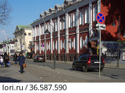 Pyatnitskaya street on a sunny autumn day, Zamoskvorechye, Moscow, Russia (2016 год). Редакционное фото, фотограф Natalia Sidorova / Фотобанк Лори