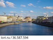 View from Luzhkov Bridge to the Vodootvodny Canal, Moscow, Russia (2016 год). Редакционное фото, фотограф Natalia Sidorova / Фотобанк Лори