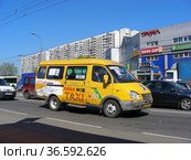 Маршрутное такси № 274м на рейсе. Носовихинское шоссе. Район Новокосино. Город Москва (2012 год). Редакционное фото, фотограф lana1501 / Фотобанк Лори