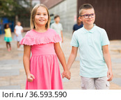 Positive boy and girl walking outdoors. Стоковое фото, фотограф Яков Филимонов / Фотобанк Лори