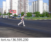 Женщина перебегает дорогу в неположенном месте. Новокосинская улица. Район Новокосино. Город Москва (2012 год). Редакционное фото, фотограф lana1501 / Фотобанк Лори