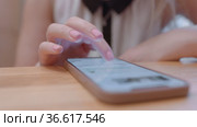 Woman communicating in online mobile messenger. Стоковое видео, видеограф Данил Руденко / Фотобанк Лори