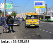 Маршрутное такси № 274м на рейсе. Носовихинское шоссе. Район Новокосино. Город Москва (2012 год). Редакционное фото, фотограф lana1501 / Фотобанк Лори