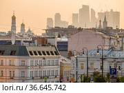 Москва, Басманный район, городская застройка, здания и дома разных поколений (2021 год). Редакционное фото, фотограф glokaya_kuzdra / Фотобанк Лори
