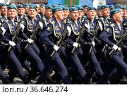 Курсанты Рязанского воздушно-десантного командного училища им. В.Ф. Маргелова (РВВДКУ) во время генеральной репетиции парада на Красной площади Москвы в честь Дня Победы (2021 год). Редакционное фото, фотограф Free Wind / Фотобанк Лори