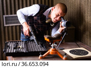 Man watching in monocle to check hitting target in shooting range. Стоковое фото, фотограф Яков Филимонов / Фотобанк Лори