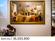 Девушка с фотоаппаратом в галерее изобразительного искусства. Искусство фотографии и изобразительное искусство. Москва. (2018 год). Редакционное фото, фотограф Владимир Устенко / Фотобанк Лори