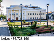 Саратовская область, город Вольск. Драматический театр и площадь перед ним ранним утром  в лучах осеннего солнца. Поволжье. (2017 год). Редакционное фото, фотограф Владимир Устенко / Фотобанк Лори