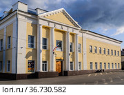 Саратовская область, город Вольск. Драматический театр на закате осеннего дня. Здание, вход.  Поволжье. (2017 год). Редакционное фото, фотограф Владимир Устенко / Фотобанк Лори