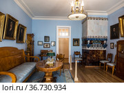 Abramtsevo manor, Manor house. The interior of the living room of the first owners of the Aksakov estate, 19th century. Museum-Reserve, Moscow region, Russia (2021 год). Редакционное фото, фотограф Наталья Волкова / Фотобанк Лори