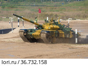 Танк Т-72Б3 команды Казахстана на трассе танкового биатлона. Международные армейских игры в Алабино. Парк Патриот (2020 год). Редакционное фото, фотограф Виктор Карасев / Фотобанк Лори