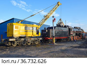 Железнодорожный кран КЖ-462 загружает углем советский грузовой паровоз серии "Л" (Л-4429, Лебедянка) на станции Сортавала солнечным  утром (2021 год). Редакционное фото, фотограф Виктор Карасев / Фотобанк Лори