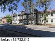 Старый деревянный дом с богато украшенным фасадом в центре Иркутска. Улица Карла Либкнехта. Солнечный день в августе. (2021 год). Редакционное фото, фотограф Сергей Рыбин / Фотобанк Лори