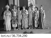 Женщины стоят на сцене в одеждах разных народов, представительницы разных национальностей выступают, девушки представляют разные культуры народов Советского Союза, Якутия. Редакционное фото, фотограф Варфоломей Тетерин / Фотобанк Лори