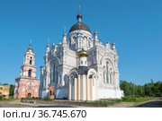 Два храма старинного Казанского монастыря  июльским днем. Вышний Волочек, Тверская область. Россия (2021 год). Стоковое фото, фотограф Виктор Карасев / Фотобанк Лори