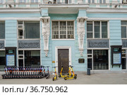 Москва, улица Тверская, дом 5/6, вход в здание театра имени М.Н.Ермоловой. (2021 год). Редакционное фото, фотограф glokaya_kuzdra / Фотобанк Лори