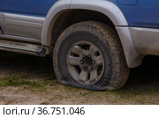 Проколотое колесо. Спущенная шина. Поломка автомобиля. Стоковое фото, фотограф Яковлев Сергей / Фотобанк Лори