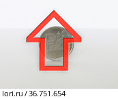 Красная стрелка вверх на фоне рубля. Стоковое фото, фотограф Татьяна Т / Фотобанк Лори