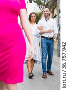Young woman is resentmenting because her boyfriend was stared on other girl. Стоковое фото, фотограф Яков Филимонов / Фотобанк Лори