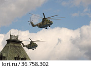 Группа военно-транспортных вертолетов Ми-26 пролетает в небе над Красной площадью Москвы во время генеральной репетиции парада в честь Дня Победы (2021 год). Редакционное фото, фотограф Free Wind / Фотобанк Лори