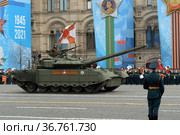Российский боевой танк Т-80БВМ с газотурбинным двигателем на генеральной репетиции парада в честь Дня Победы на Красной площади Москвы (2021 год). Редакционное фото, фотограф Free Wind / Фотобанк Лори