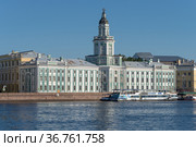Вид на старинное здание Кунсткамеры (Музей антропологии и этнографии) на Университетской набережной солнечным июльским днем. Санкт-Петербург (2021 год). Редакционное фото, фотограф Виктор Карасев / Фотобанк Лори