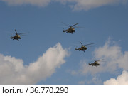 Группа многоцелевых вертолетов Ми-8АМТШ в небе над Красной площадью Москвы во время генеральной репетиции воздушного парада Победы (2021 год). Редакционное фото, фотограф Free Wind / Фотобанк Лори