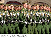 Курсанты военной академии радиационной, химической и биологической защиты имени Маршала Советского Союза С.К.Тимошенко во время генеральной репетиции парада на Красной площади Москвы в честь Дня Победы (2021 год). Редакционное фото, фотограф Free Wind / Фотобанк Лори