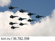 Тактическое крыло в составе группы истребителей СУ-34, СУ-30СМ и СУ-35 в небе над Красной площадью Москвы во время генеральной репетиции воздушного парада Победы (2021 год). Редакционное фото, фотограф Free Wind / Фотобанк Лори