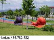 FETHIYE, TURKEY - Sehit Fethi Bey Parki, Snail sculptures (2019 год). Редакционное фото, фотограф Natalia Sidorova / Фотобанк Лори