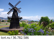 FETHIYE, TURKEY - Mill sculpture in Sehit Fethi Bey Parki (2019 год). Редакционное фото, фотограф Natalia Sidorova / Фотобанк Лори