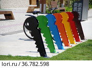 FETHIYE, TURKEY - Bicycle holder for bike parking in Sehit Fethi Bey Parki (2019 год). Редакционное фото, фотограф Natalia Sidorova / Фотобанк Лори