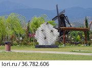 FETHIYE, TURKEY - Mill sculpture in Sehit Fethi Bey Parki (2019 год). Редакционное фото, фотограф Natalia Sidorova / Фотобанк Лори