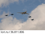 Группа истребителей СУ-35С и сверхзвуковой стратегический бомбардировщик дальней авиации Ту-160 во время генеральной репетиции парада пролетают над Красной площадью Москвы (2021 год). Редакционное фото, фотограф Free Wind / Фотобанк Лори