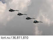 Группа многоцелевых истребителей СУ-35С в небе над Красной площадью Москвы во время генеральной репетиции воздушного парада, посвященного Дню Победы (2021 год). Редакционное фото, фотограф Free Wind / Фотобанк Лори