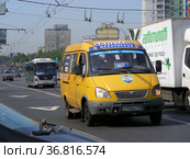 Маршрутное такси № 301 на рейсе. Щелковское шоссе. Город Москва (2011 год). Редакционное фото, фотограф lana1501 / Фотобанк Лори