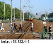 Люди переходят железнодорожные пути по настилу рядом с железнодорожной платформой станции Удельная. Раменский район. Московская область (2011 год). Редакционное фото, фотограф lana1501 / Фотобанк Лори