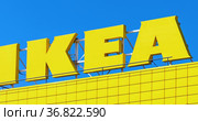 Вывеска компании IKEA на фоне неба (2021 год). Редакционное видео, видеограф FotograFF / Фотобанк Лори