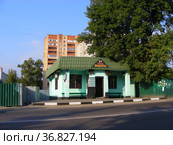 Круглосуточный продуктовый магазин. Улица Карла Маркса. Городское поселение Красково. Люберецкий район. Московская область (2011 год). Редакционное фото, фотограф lana1501 / Фотобанк Лори