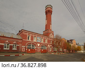 Пожарная каланча и пожарное депо, город Елец, улица Коммунаров, 10 (2021 год). Редакционное фото, фотограф Сапрыгин Сергей / Фотобанк Лори
