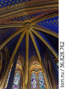 Часовня Сент-Шапель (Sainte-Chapelle). Интерьер Нижней Капеллы - потолок. Париж, Франция. (2018 год). Редакционное фото, фотограф Сергей Рыбин / Фотобанк Лори