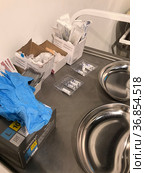 Vaccine satellite V in the vaccination room on the table (2021 год). Редакционное фото, фотограф Evgeny Miller / Фотобанк Лори