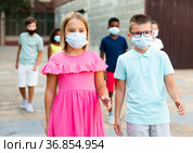 Pair of young people in masks walking hand in hand. Стоковое фото, фотограф Яков Филимонов / Фотобанк Лори