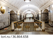Москва. Станция метро "Курская" (Арбатско-Покровская линия) (2021 год). Редакционное фото, фотограф Галина Савина / Фотобанк Лори